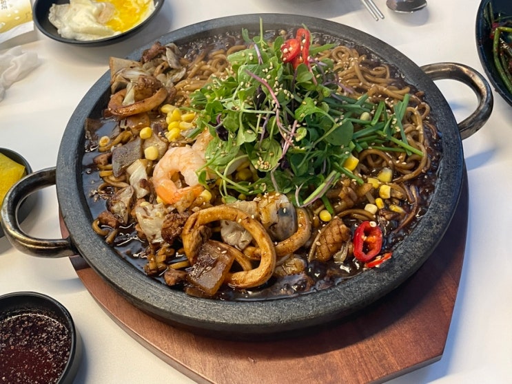  파김치 무한리필 '짜장나라 돌판공주'에서 첫 회식, 아사히 생맥 캔