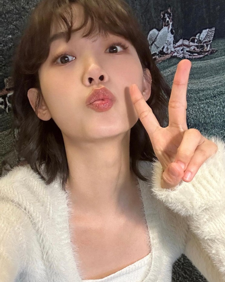  남자들이 좋아하는 패션으로 미니멀룩을 완성한 이유미의 자크뮈스 니트 크롭 가디건 코디 추천