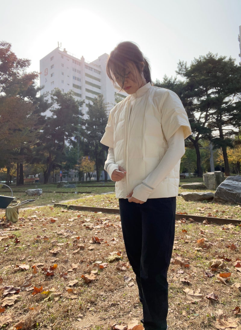 다이나핏 여성 경량반팔패딩 U넥 다운점퍼, 간절기 겨울 러닝자켓 딱이야!