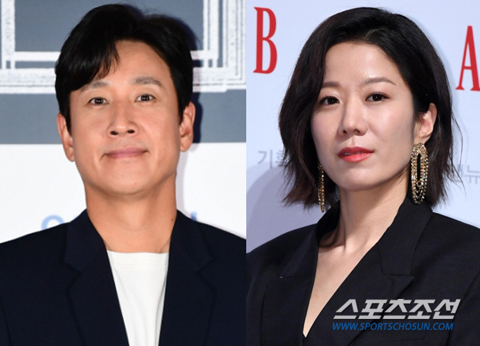 '이선균 마약 파문'에 아내 전혜진, "실신 수준의 쇼크 받아"...두 아들 위해 버티는 것 '이선균 마약 파문'에 아내 전혜진, "실신 수준의 쇼크 받아"...두 아들 위해 버티는 것
