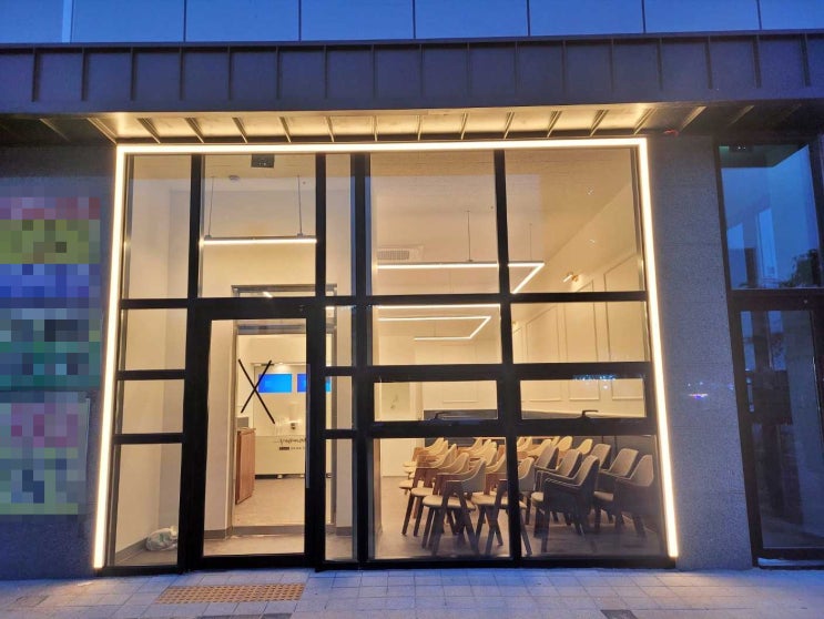  무인매장 입구 라인조명. (홍보, 마케팅)