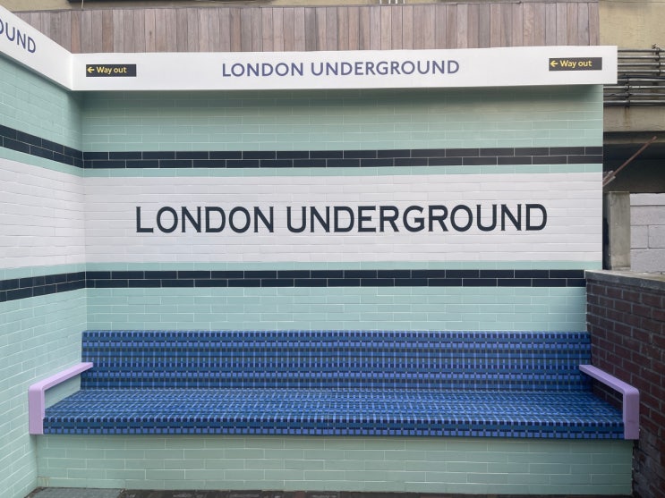 성수동 팝업스토어 지하철 컨셉의 런던 언더그라운드
