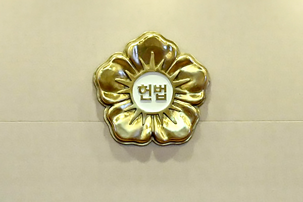 헌재, 사전<b>투표용지</b>의 일련번호 떼지 않고 교부하도록 한... 