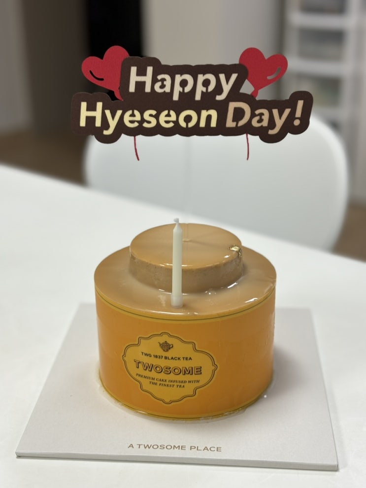  투썸 신메뉴 밀크티케이크 후기 (투썸플레이스 TWG 홍차 블랙티무스 홀케이크, 조각케익 가격)