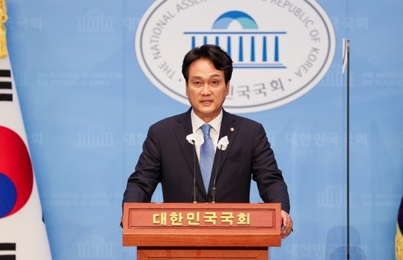 동해를 일본해로 <b>표기</b>하고 <b>독도</b>를 <b>다케시마</b>와 병기 <b>표기</b>