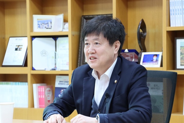 <b>유경준 의원</b>, 항공마일리지가 공무원 퇴직금?