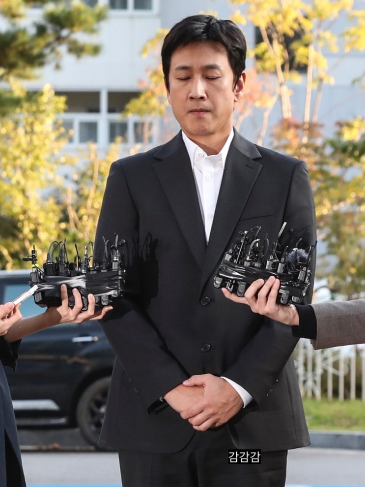 이선균 <b>경찰</b> <b>소환</b> 출석 피의자 마약 투약 혐의 시약검사 사과... 