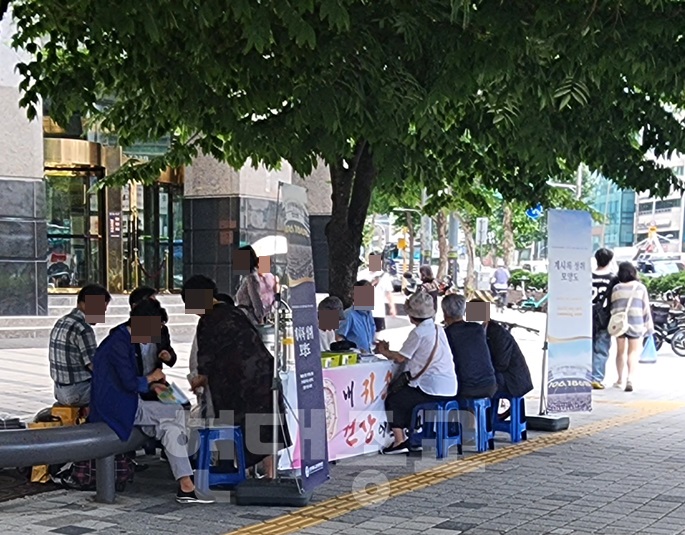 이단들의 거리포교 제보합니다! 거리로 나서는 신천지, 하나님의교회, 여호와의 증인 이단들의 거리포교 제보합니다! 거리로 나서는 신천지, 하나님의교회, 여호와의 증인