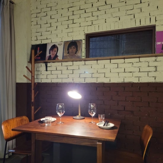  빙글? 뱅글? Vingle 성수와 건대입구 사이 분위기 좋은 와인바 겸 카페