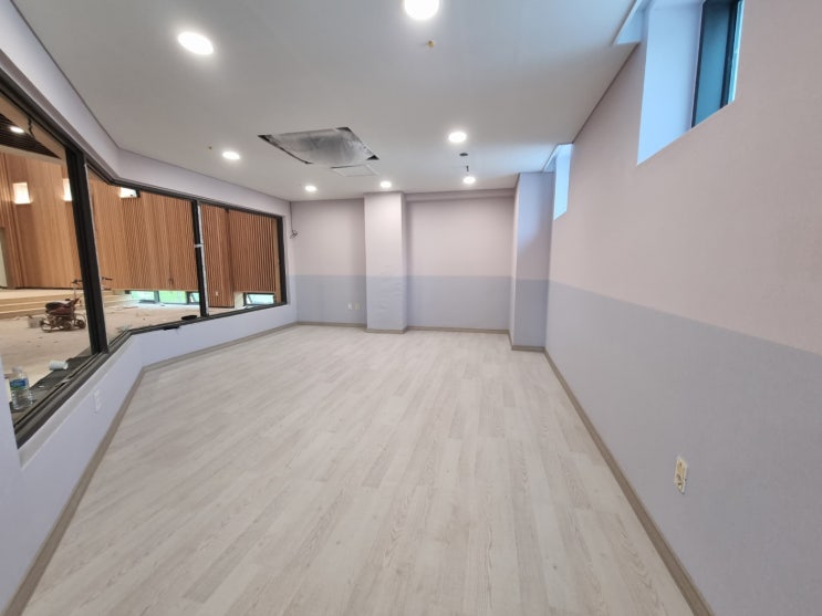  바닥은 따뜻하고 실내공기는 훈훈한 전기온돌강화마루 전기온돌판넬이 용인 기흥구 청덕동에 위치한 성당 유아휴게실 바닥난방 시공후기
