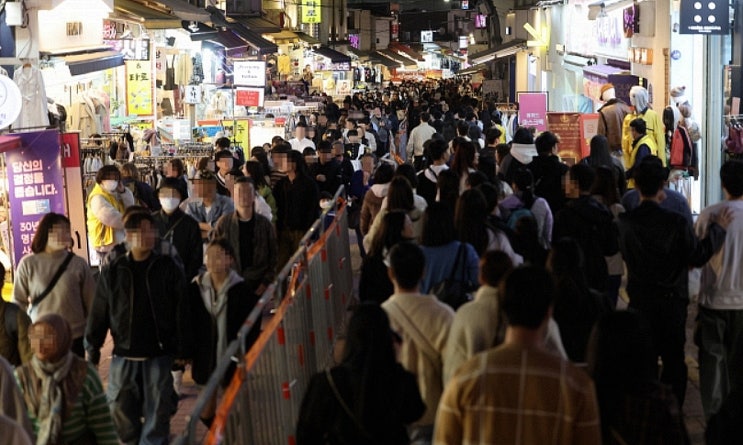【<b>현장</b>/포커스】 <b>이태원 참사</b> 1년, 홍대 곳곳…인파 가득한... 