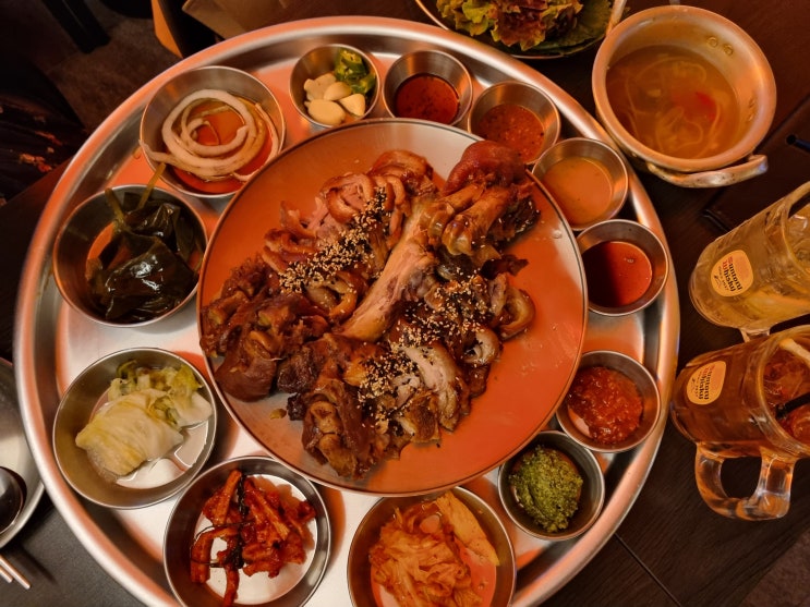  곰족 압구정로데오 족발집 후기 글쎄요 맛있음과 소란스러움 공존