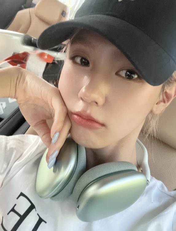  이제 추워지니까! 연예인 패션 참고해서 에어팟 맥스로 머리띠 대신 헤어 악세사리 코디 끝!