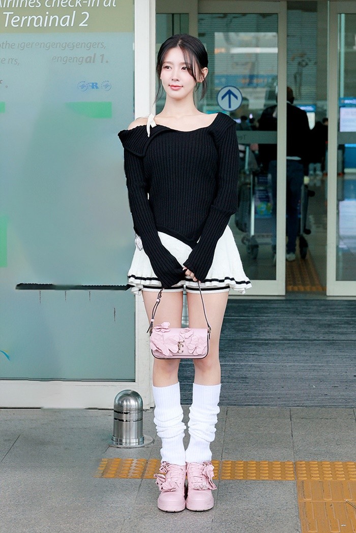 '바비 인형' (여자)아이들 미연, 싱가포르 출국길 속 공항 패션...오키드 부츠&숄더백 어디꺼?