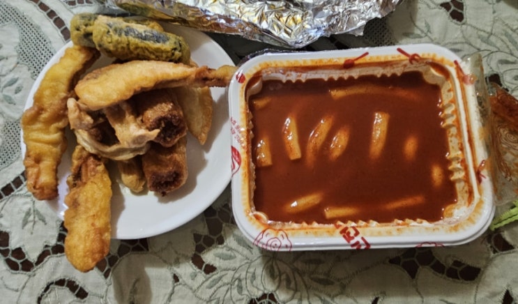 매운 떡볶이 소스로 만든 김밥과 튀김...신전떡볶이 신정점 후기 매운 떡볶이 소스로 만든 김밥과 튀김...신전떡볶이 신정점 후기