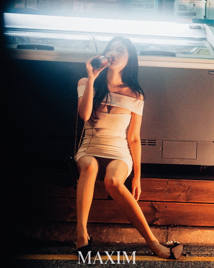 '미스 맥심' 이아윤, 홍대 밤거리 발칵 뒤집었다...남심 저격 아우라 과시 '미스 맥심' 이아윤, 홍대 밤거리 발칵 뒤집었다...남심 저격 아우라 과시