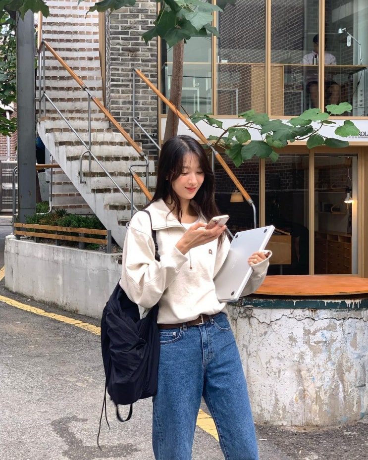  나인뮤지스 출신 민하의 데일리룩으로 오트밀 컬러의 여자 하프 집업 맨투맨 스웻셔츠 코디 추천