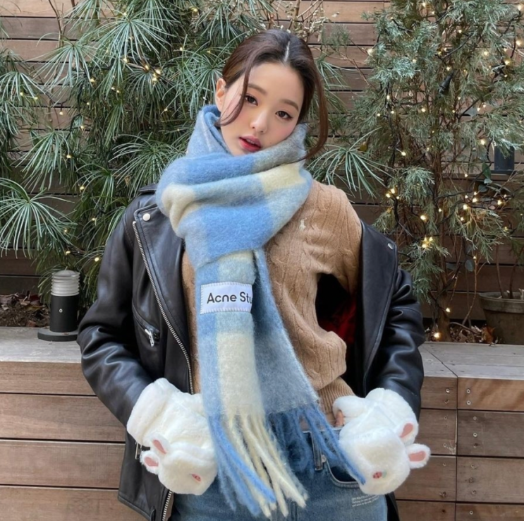  연예인들과 패피들이 사랑하는 가을 코디 머플러로 컬러풀한 아크네스튜디오 목도리 매는법 함께 추천