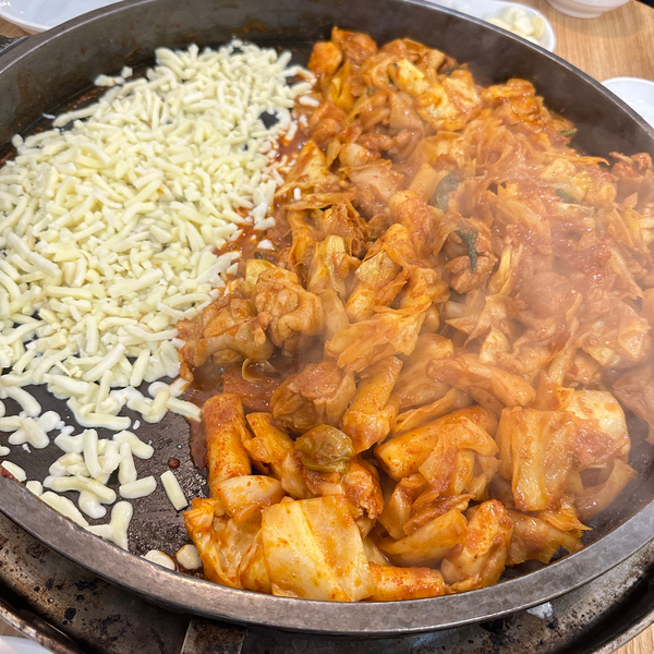  전주 평화동 밑반찬으로 순대가 나오고 맵기 조절 가능한 5.5 닭갈비