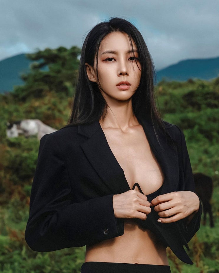 'DJ 변신' 김정민, 제주도 초원에서 브라톱 입고 과감 노출...섹시한 근육질 몸매