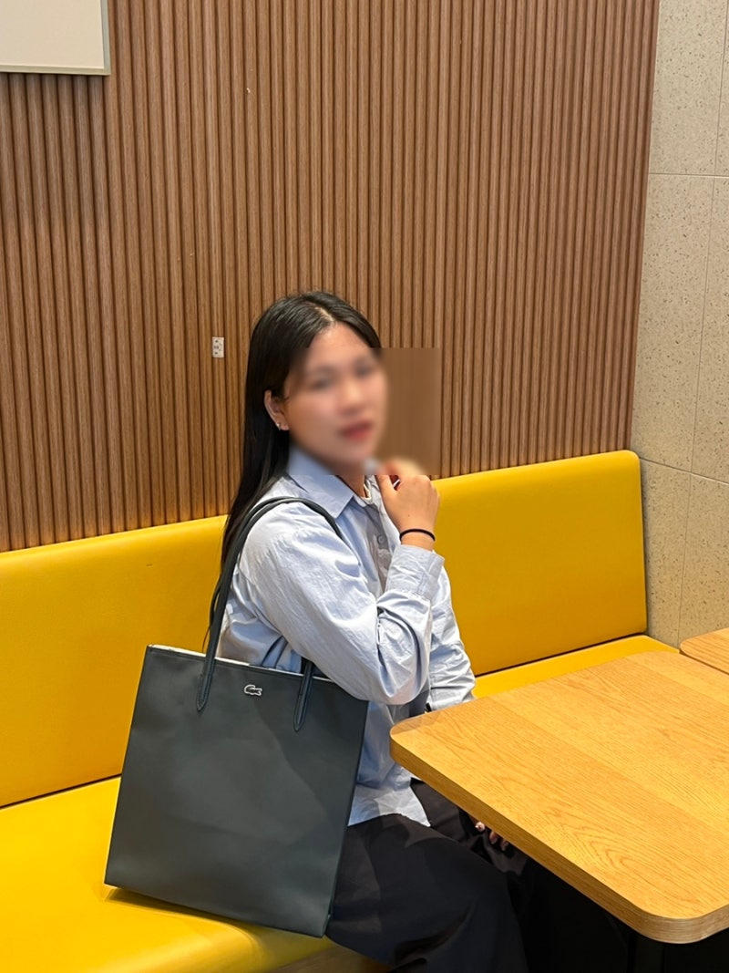 라코스테 쇼퍼백 세로형 NF3587P52G 그레이 장단점 및 착용샷 후기