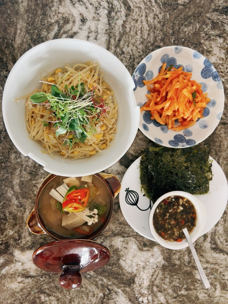  콩나물 BOGO로 오랜만에 콩나물밥이랑 청국장 끓여 먹고요. 낚시로 잡은 송어로 생선조림 그리고 나눔받아 감사하게 먹은 크랩애플  젤리