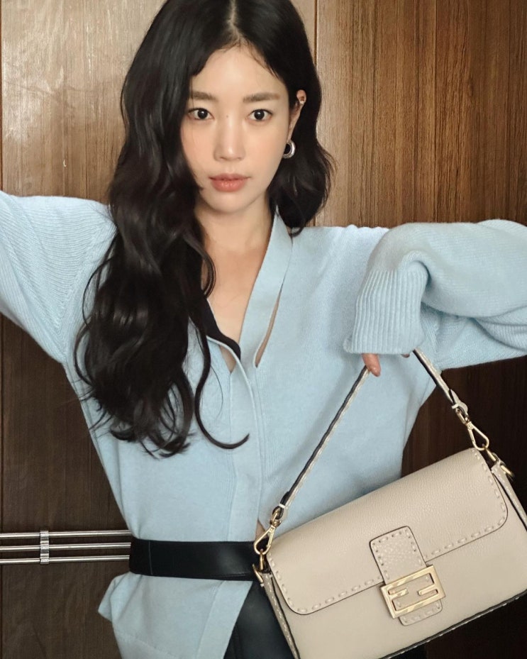  40대 명품백 가방 순위에서 상위권인 명품 브랜드 펜디 시그니처 라인업 바게트 백 추천 w. 기은세