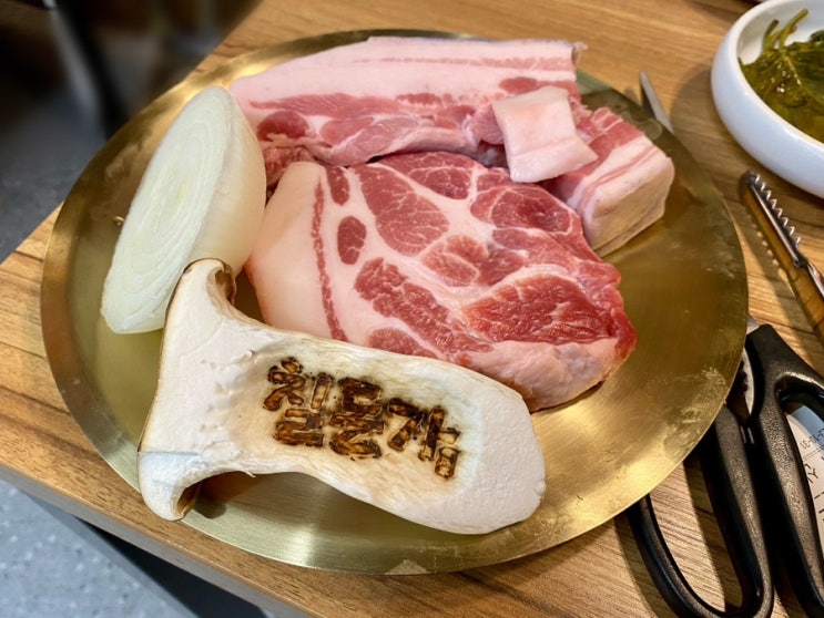  광화문 맛집 칠돈가 두툼한 제주 흑돼지 구워주는 고기집