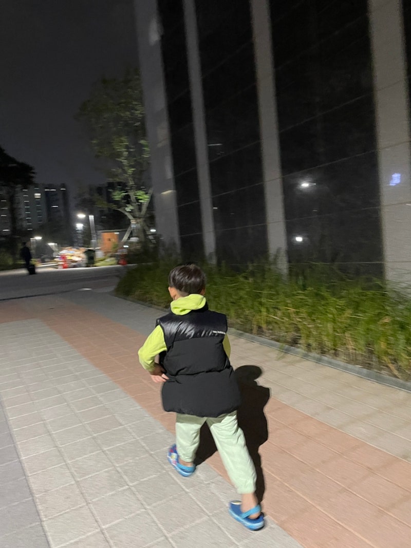 겨울 필수템 뉴발란스 키즈 패딩조끼 (모자x, 목까지 올라와서 보온성있음)