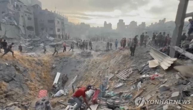 이스라엘 가자지구 난민촌에 대규모 공습…하마스 "400명 사상"