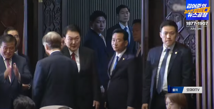 언론이 가짜뉴스 유포....윤석열이 <b>이재명 대표</b>에 허리굽혀 <b>인사</b>... 
