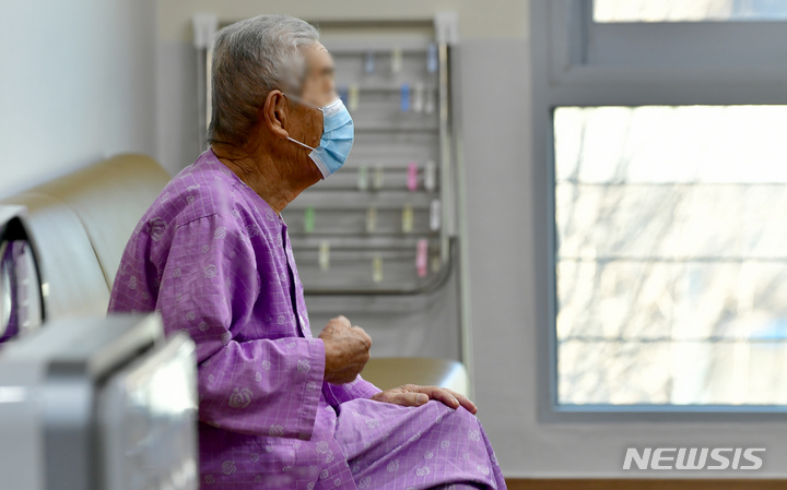사망 후 장기요양 판정…대법 "약관 따라 보험금 대상 아냐" 사망 후 장기요양 판정…대법 "약관 따라 보험금 대상 아냐"
