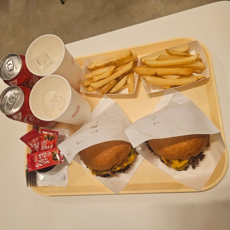 사창동 수제 치즈 햄버거 신선한 패티. 이보다 더 맛있을 수 없다! 사창동 수제 치즈 햄버거 신선한 패티. 이보다 더 맛있을 수 없다!