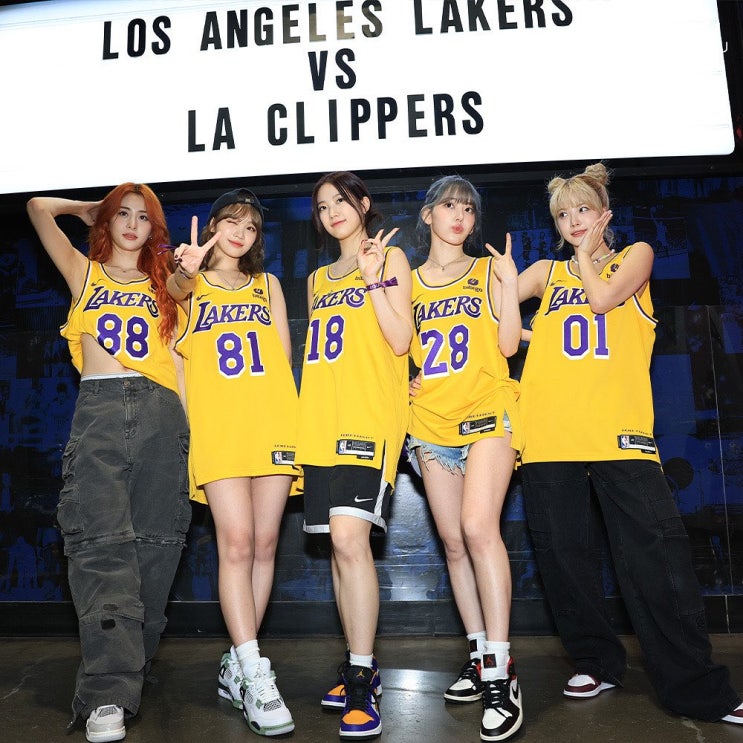 르세라핌 카즈하·허윤진, 흘러내린 은근한 유혹...NBA 레이커스 홈경기 방문 르세라핌 카즈하·허윤진, 흘러내린 은근한 유혹...NBA 레이커스 홈경기 방문