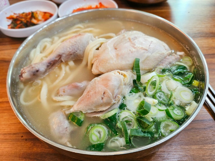  인천 논현동 칼국수집 닭한마리가 통째로 들어간 육해공생칼국수