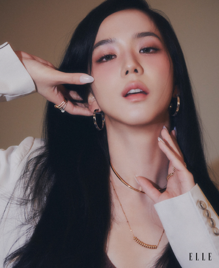 블랙핑크 지수, 7년 활동에 무거운 책임감 느껴...싱가포르지 커버 장식 블랙핑크 지수, 7년 활동에 무거운 책임감 느껴...싱가포르지 커버 장식