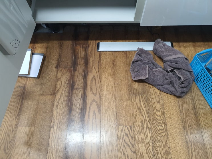  싱크대 배관 앞에 마루가 검게 변하는 이유 씽크대 막힘이 문제 서울 인천