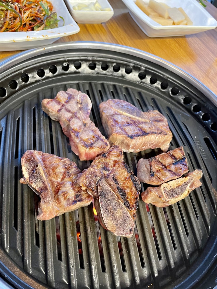 뼈에 붙은 고기가 진리 맛있는 뼈꽃갈비살 청당동 대박꽃돼지정육식당 / 천안식후감