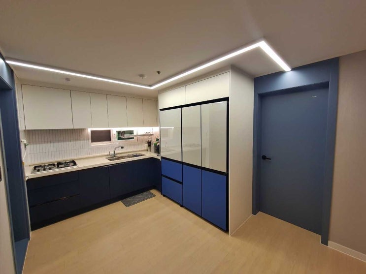 구축 아파트 30평대에 설치한 2컬러 직부형, 우물천정 방식의 직사각 라인조명과 주방 라인조명.
