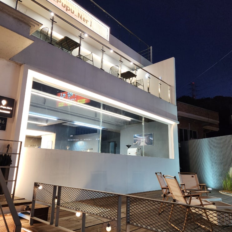  깔끔한 인테리어와 마창대교 바다뷰를 즐기는 귀산카페 <만푸푸네르>