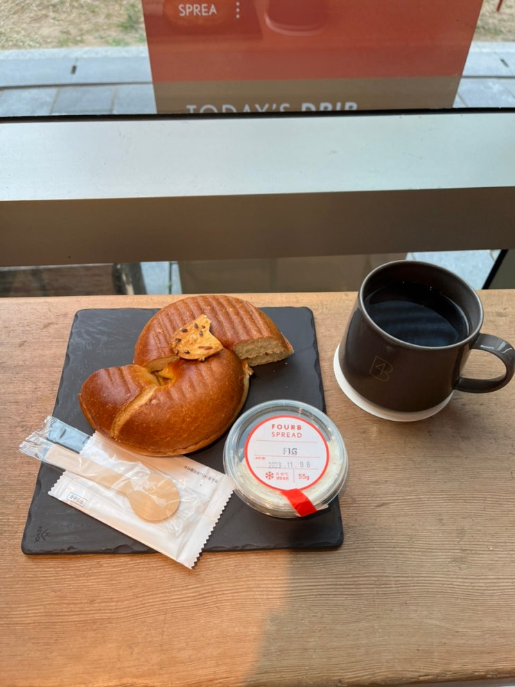 [서울-광화문] 베이글과 커피로 여는 아침, 포비(FOURB) 광화문점(광화문 맛집 카페)