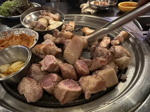  [선릉역 고깃집] 육성급 :: 이 집은 별이 여섯 개!! 숙성 삼겹살의 참맛을 과잉 친절과 함께!