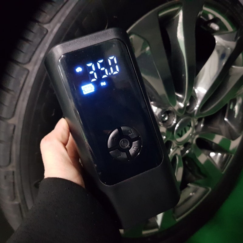 카니발타이어공기압 메이튼 자동차에어펌프로 간편하게 관리해요.