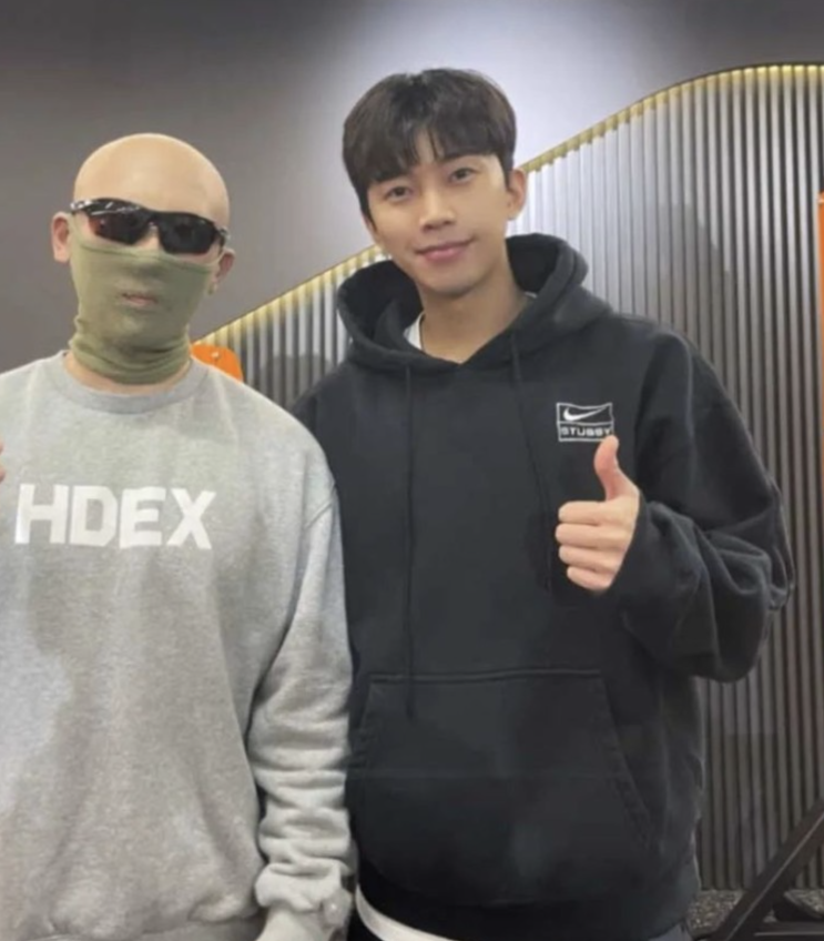  임영웅 사복 패션: 꾸안꾸 남친룩의 정석(+ 티셔츠, 후드티, 맨투맨)