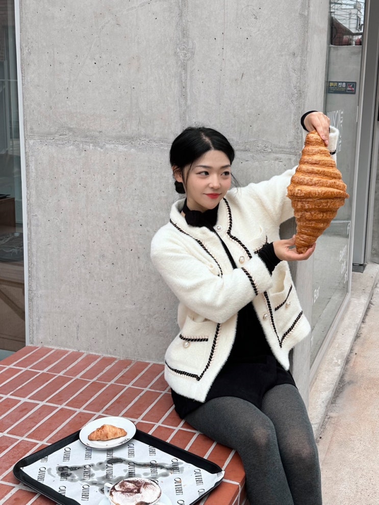  서촌 카페 자이언트 크로와상 ‘메종오버트’