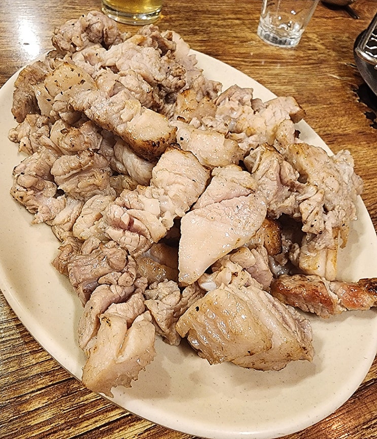  봉화골생고기 본점 - 초벌되어 나오는 '꽈배기삼겹살?' 가성비 죽여주는 중화동 고기집 방문기