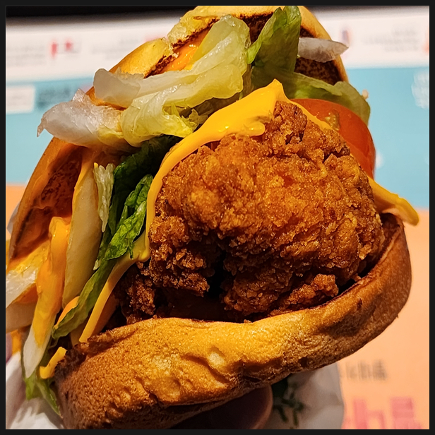  맥도날드 상암DMC점 신메뉴 맥크리스피 스리라차 마요 버거 후기