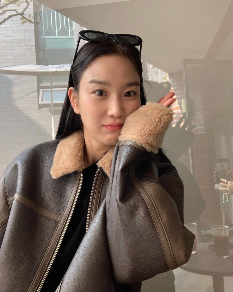  장희령의 가을부터 한 겨울에도 입기 좋은 여자 비건 레더 무스탕 가죽 자켓 여성 코디 추천