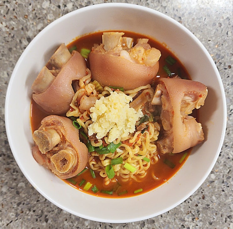  족발라면 - 절단족을 이용한 생 돼지족발 라면 레시피?