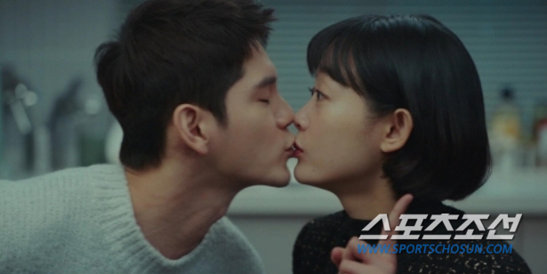 '힘쎈여자' 이유미, 옹성우와 두근두근 첫 입맞춤..."내가 데리고 살 거야" 돌진 '힘쎈여자' 이유미, 옹성우와 두근두근 첫 입맞춤..."내가 데리고 살 거야" 돌진